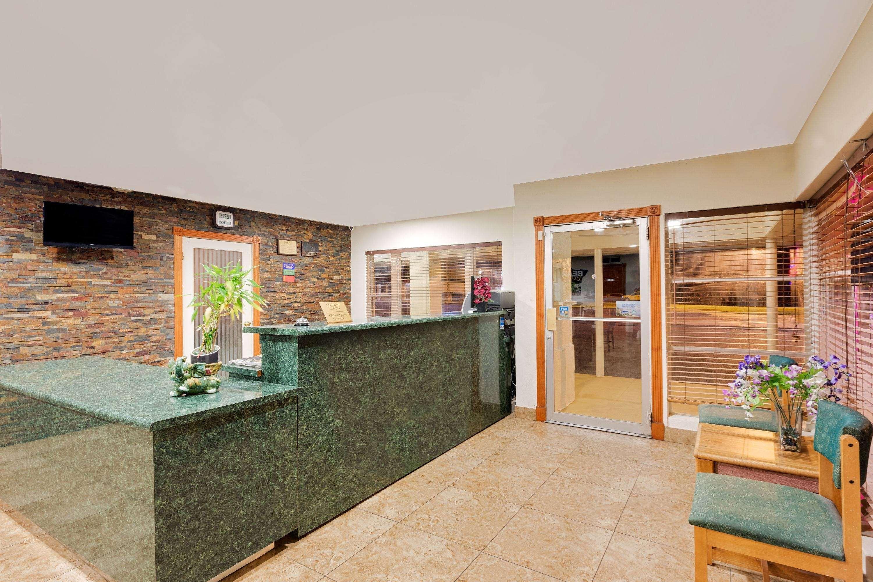 Travelodge By Wyndham אוזונה מראה חיצוני תמונה