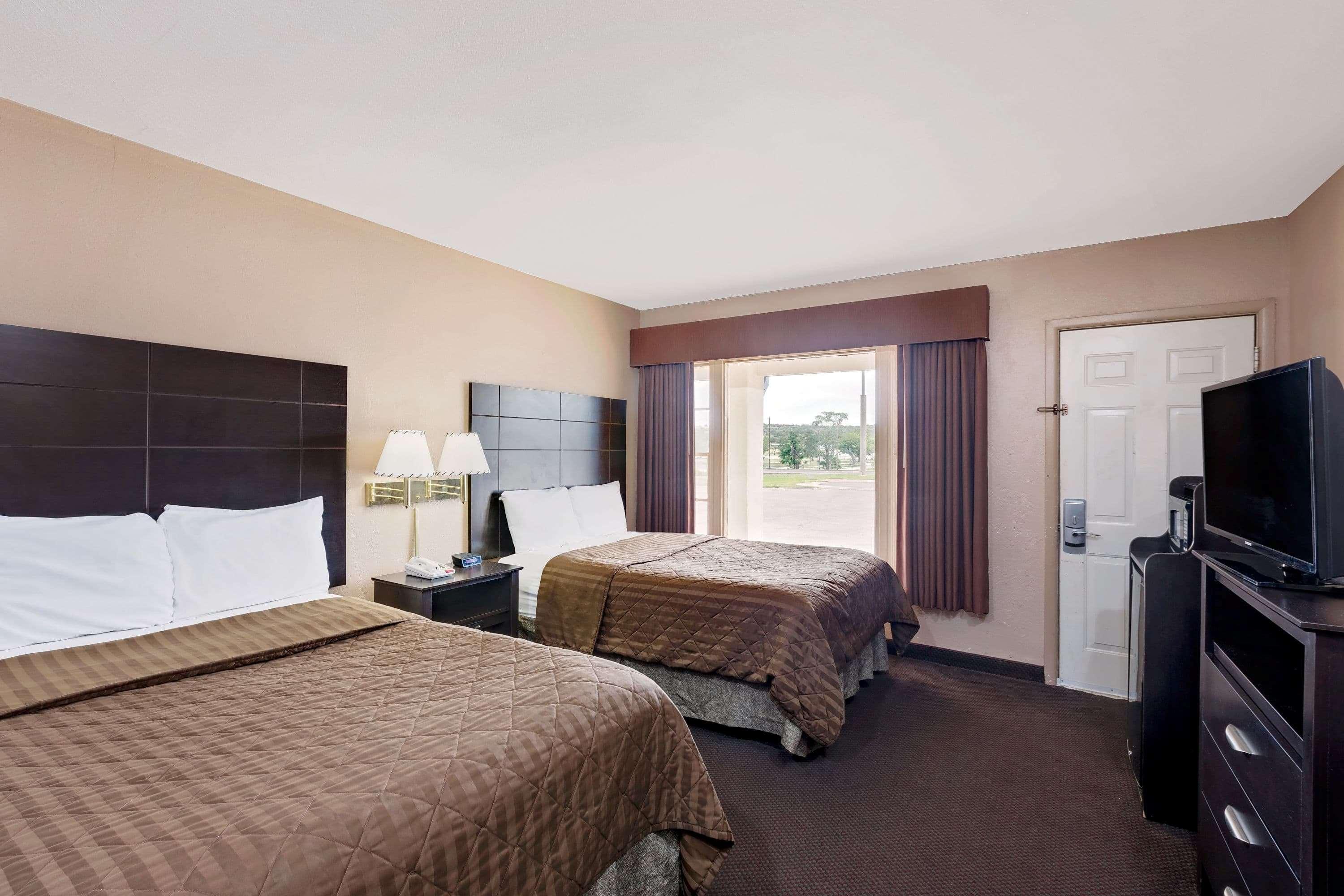 Travelodge By Wyndham אוזונה מראה חיצוני תמונה