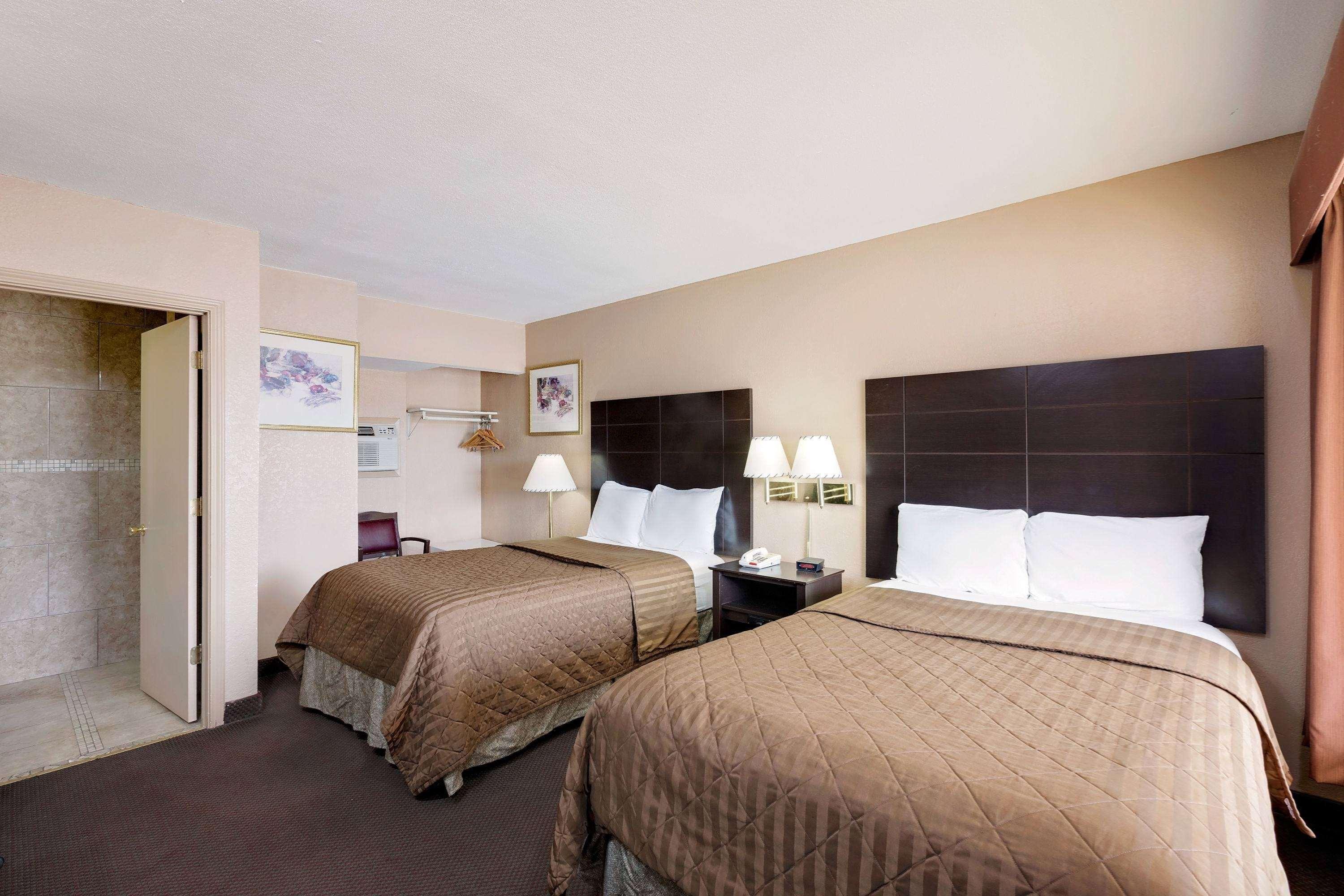 Travelodge By Wyndham אוזונה מראה חיצוני תמונה