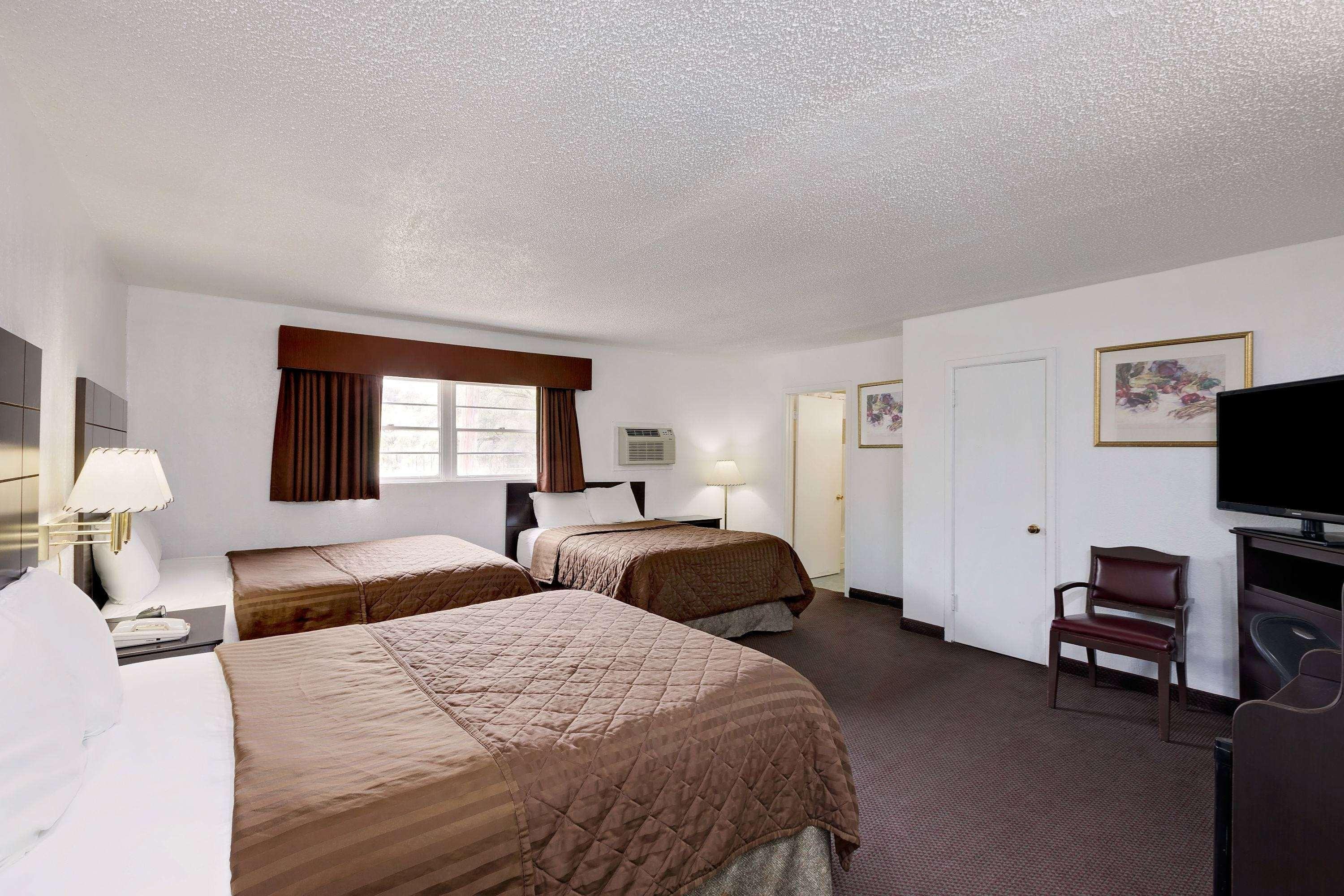 Travelodge By Wyndham אוזונה מראה חיצוני תמונה