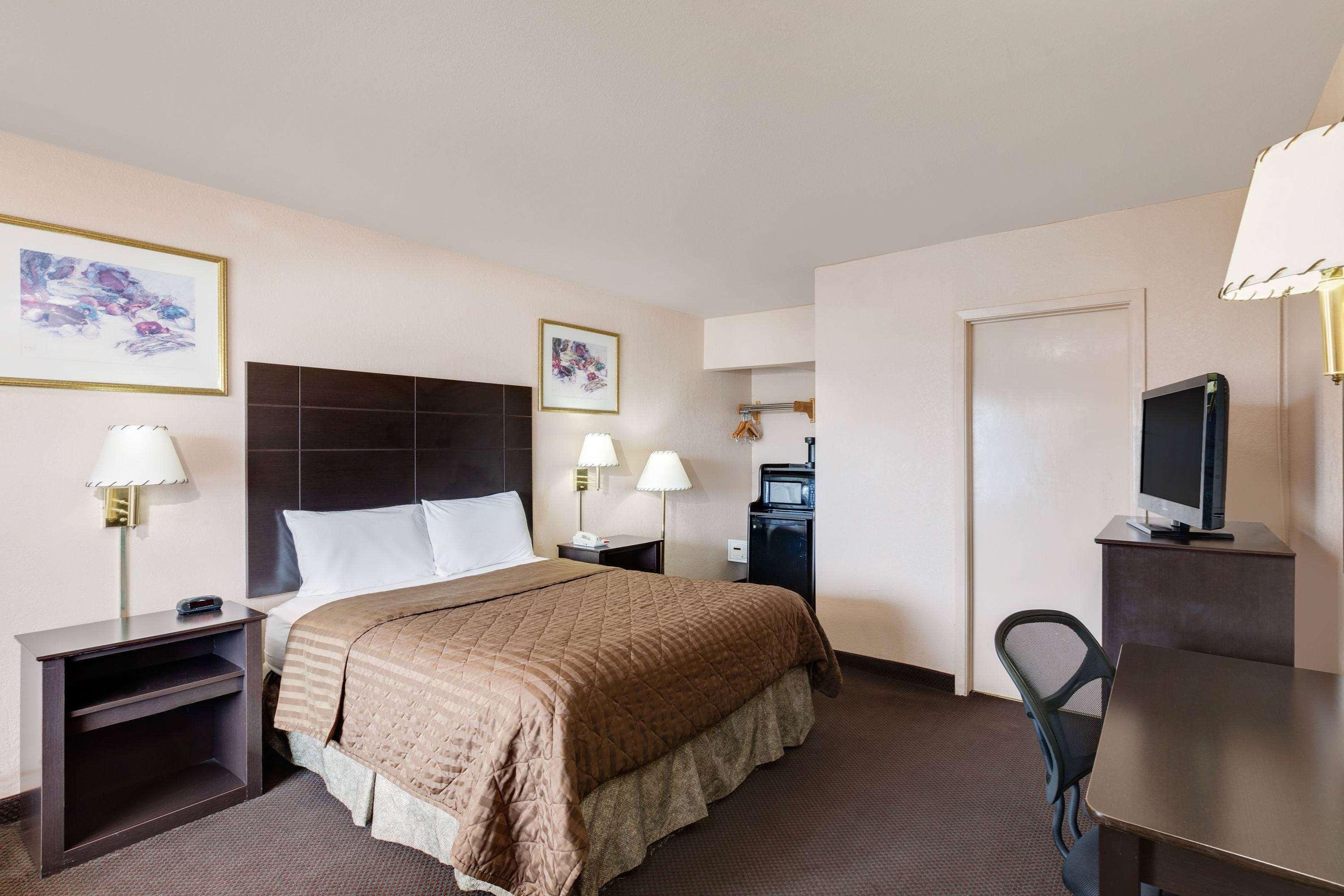 Travelodge By Wyndham אוזונה מראה חיצוני תמונה
