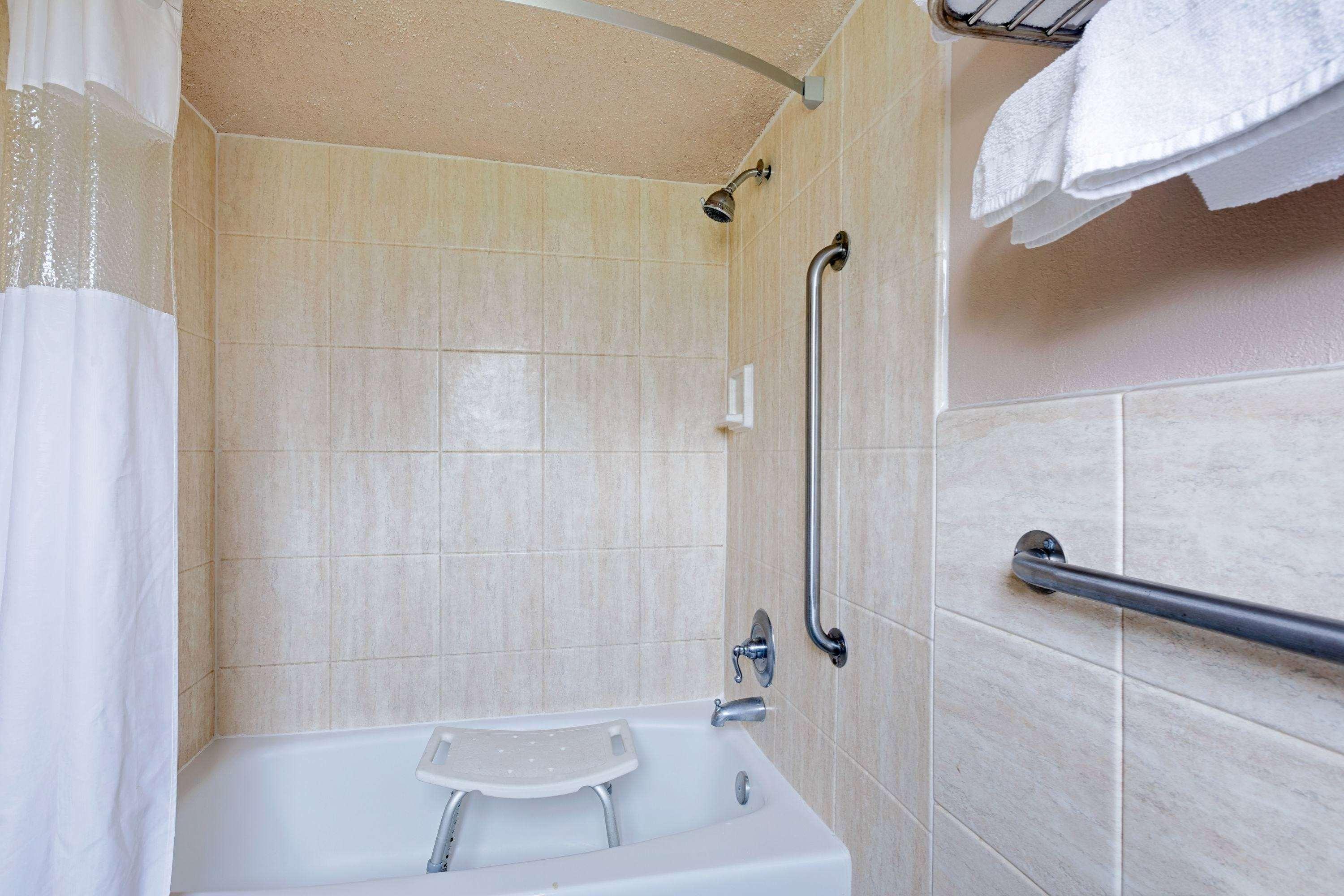 Travelodge By Wyndham אוזונה מראה חיצוני תמונה